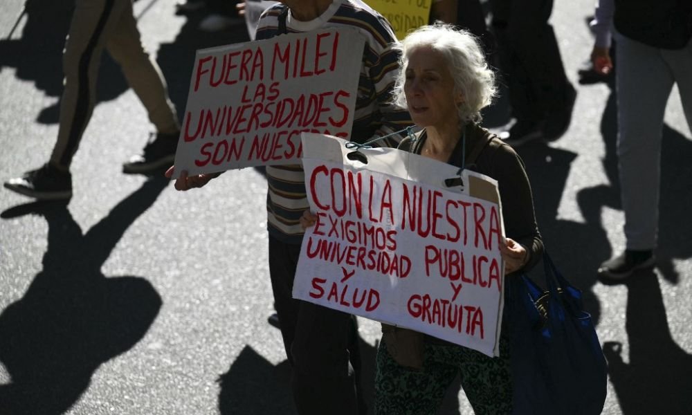 Estudantes tomam as ruas da Argentina para protestar contra ajustes nas universidades públicas
