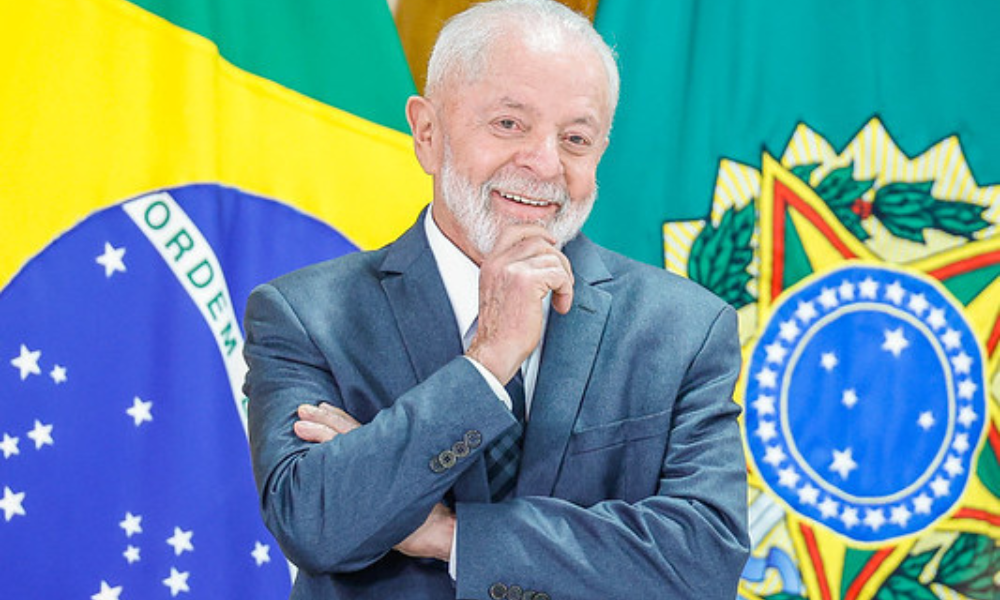 Lula comparece a jantar comemorativo da Revolução dos Cravos