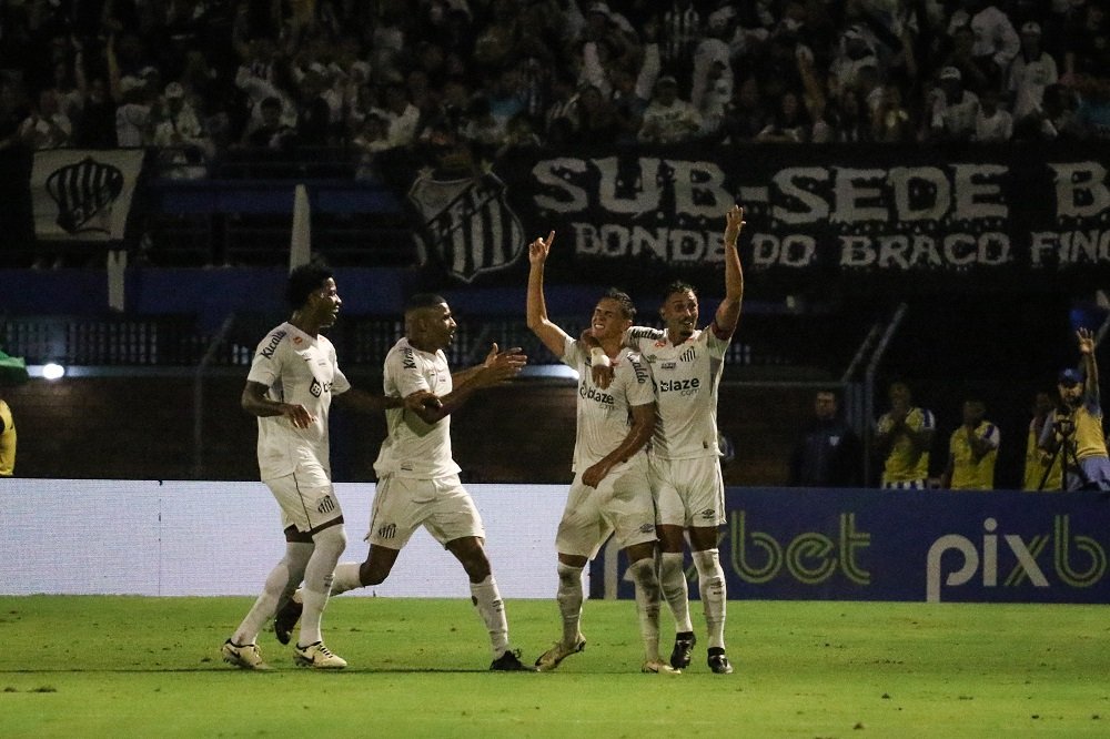 Santos vence o Avaí em Florianópolis e mantém 100% de aproveitamento na Série B