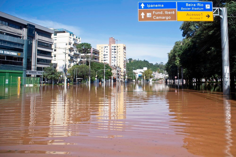 Chuvas intensas em Porto Alegre interrompem trabalhos de resgate