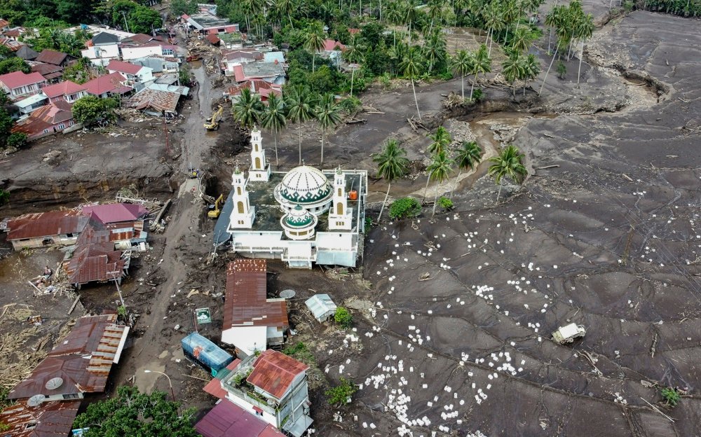 Inundações e correntes de lava fria deixam mais de 40 vítimas na Indonésia