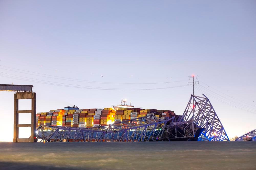 Navio que destruiu ponte nos EUA é rebocado para estaleiro após dois meses