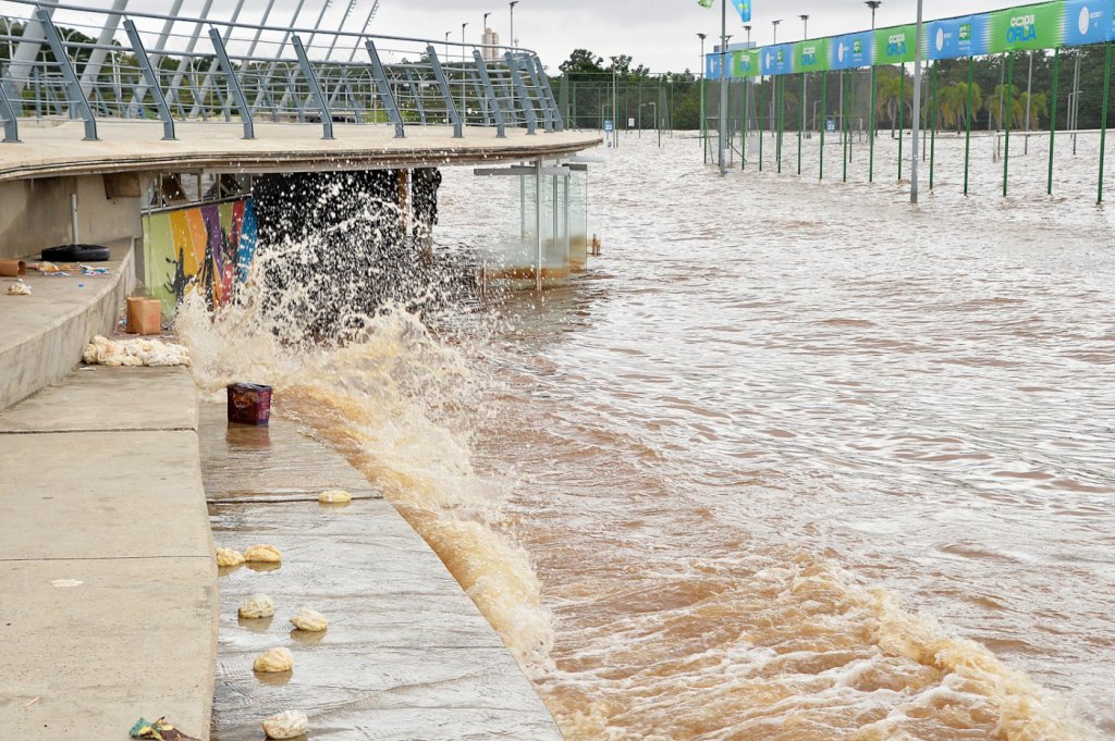 RS tem 450 cidades afetadas; fortes ventos provocam ondas nas águas do Guaíba, que podem subir a nível recorde