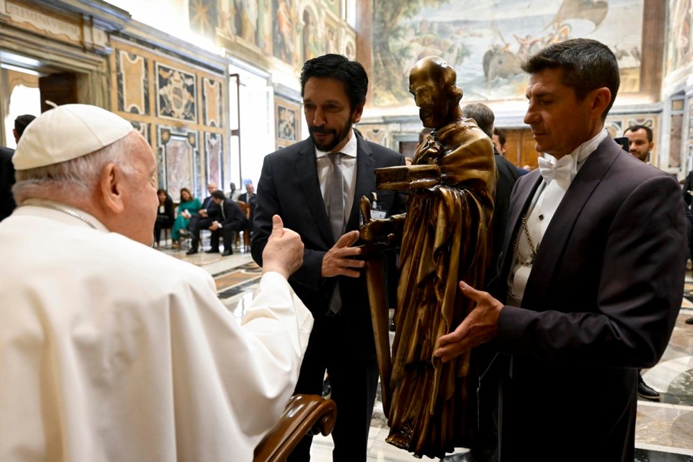 Ricardo Nunes encontra o papa, dá imagem de Nossa Senhora de presente e pede que RS seja abençoado