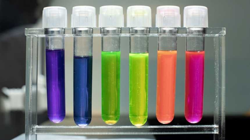 Startup cria minifábrica de bactérias que “produz” tecido colorido