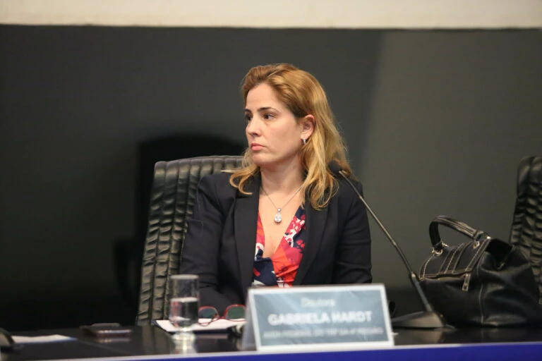 CNJ desafia Barroso, abre processos e afasta Gabriela Hardt e mais 3 juízes da Lava Jato