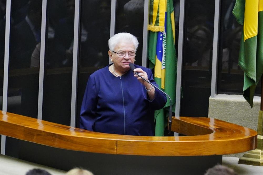 Deputada Luiza Erundina recebe alta de hospital em Brasília após três dias internada