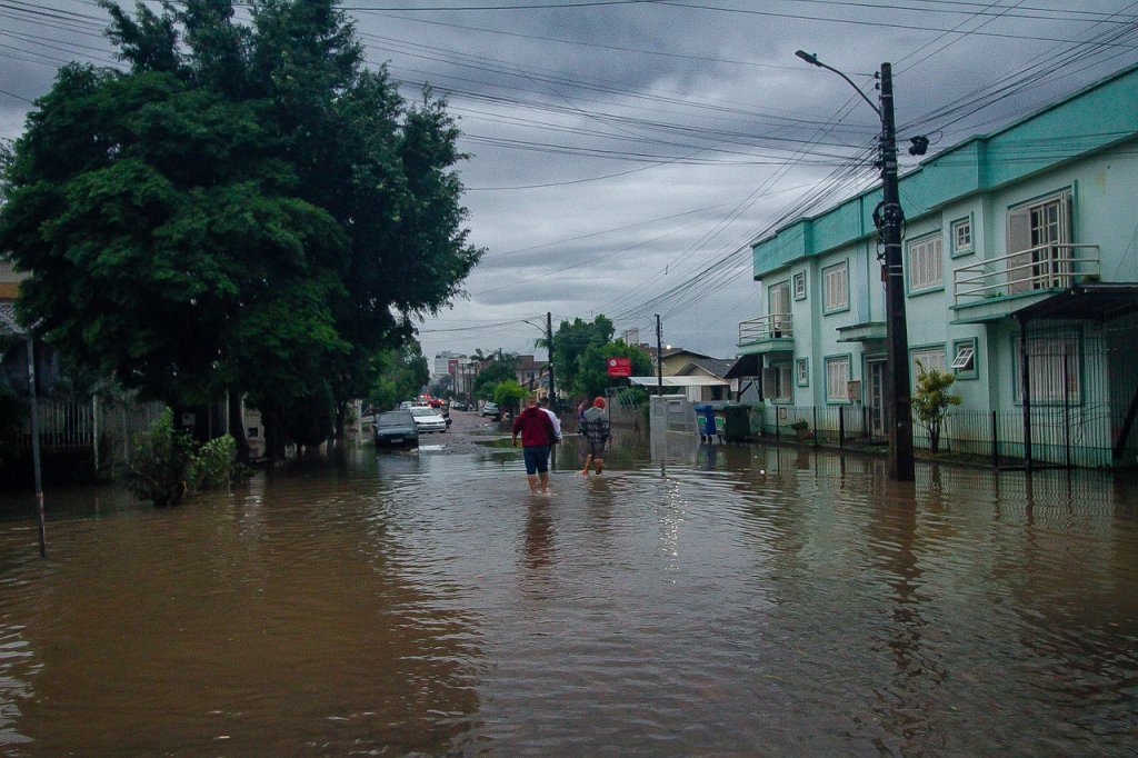 Enchentes no Rio Grande do Sul danificam mais de mil escolas
