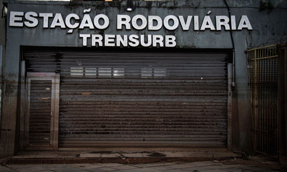 Estação Rodoviária de Porto Alegre volta a funcionar após ser fechada por causa de tragédia no RS