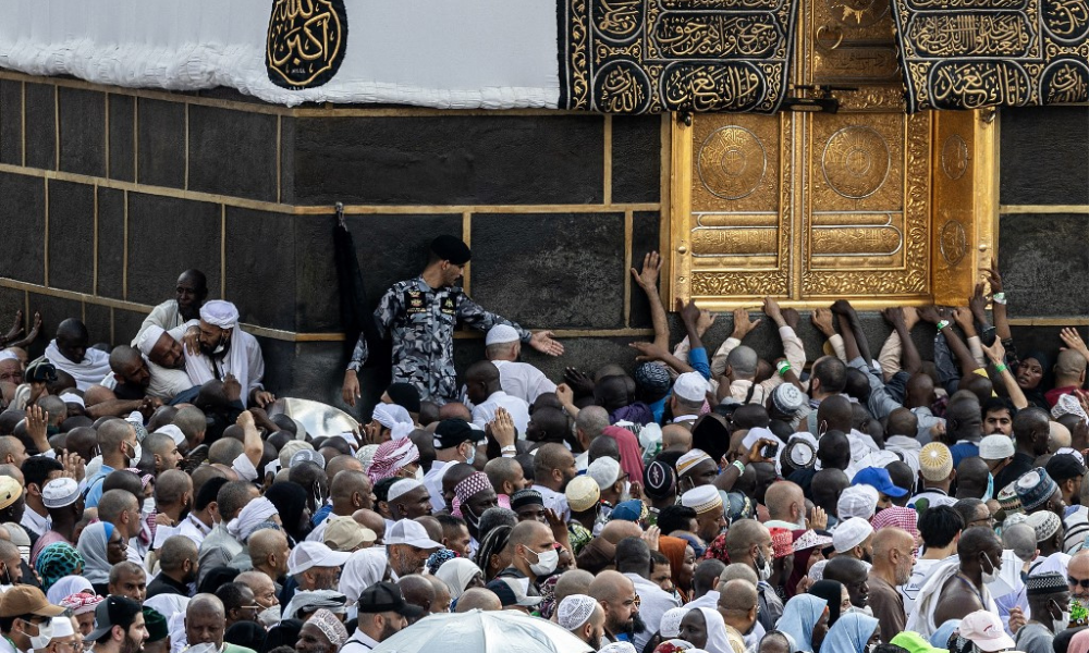 Familiares buscam fiéis desaparecidos durante peregrinação a Meca após mortes por onda de calor