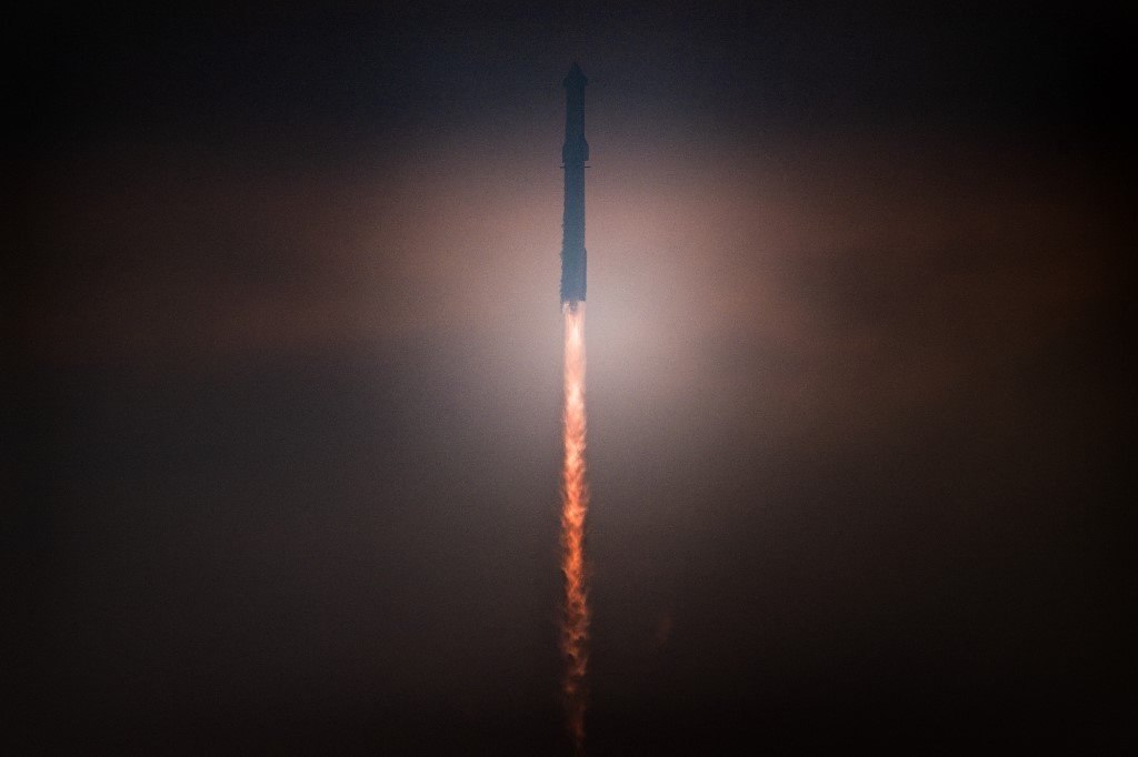 Foguete Starship da SpaceX pousa pela primeira vez no oceano; confira vídeo