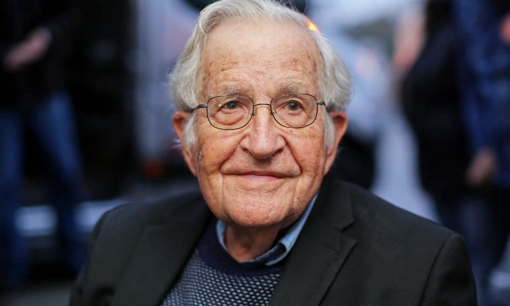 Linguista Noam Chomsky deixa hospital em São Paulo e continuará ‘tratamento’ em casa