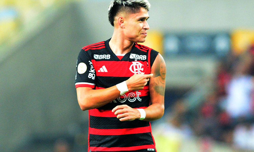 Luis Araújo marca duas vezes, garante vitória sobre o Grêmio e Flamengo volta a liderança do Brasileirão