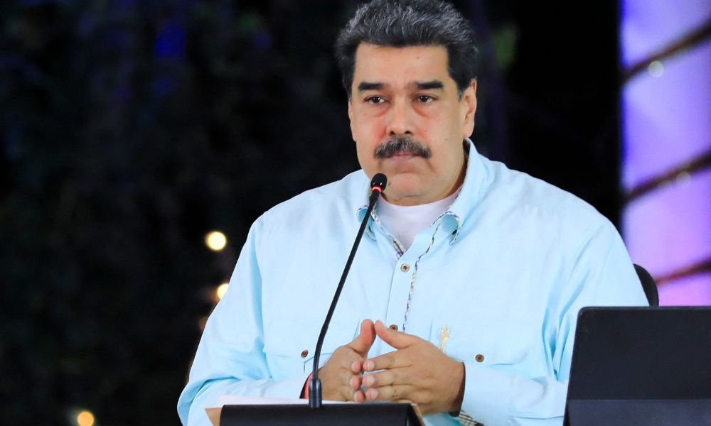 Maduro assina acordo em que se compromete a respeitar os resultados das eleições presidenciais