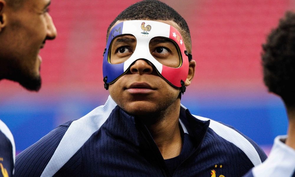 Mbappé usa máscara personalizada em treino da França e pode reforçar equipe no jogo contra Holanda