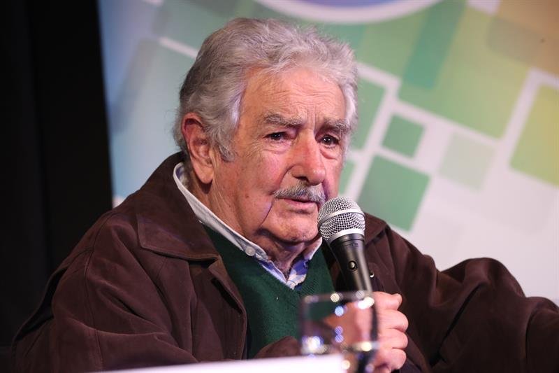 Mujica ‘está bem’ após radioterapia, diz médica
