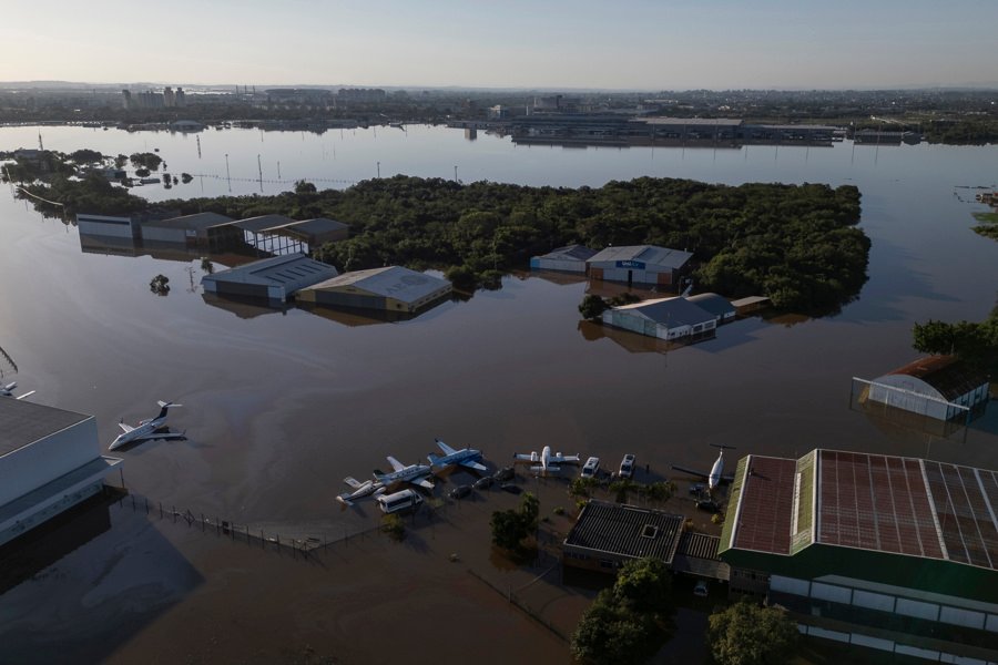 Operação especial retira aviões do Aeroporto Salgado Filho após enchentes