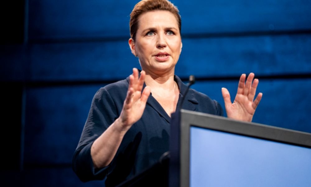 Primeira-ministra da Dinamarca é diagnosticada com “chicote cervical leve” após agressão