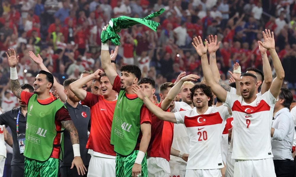 Turquia vence República Tcheca por 2 a 0 e garante vaga nas oitavas da Euro