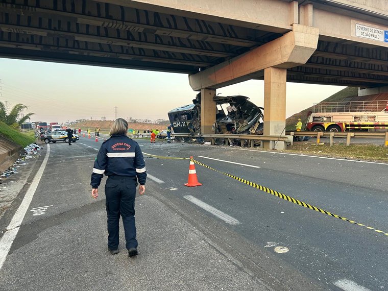 Acidente com ônibus de turismo deixa 10 mortos em São Paulo