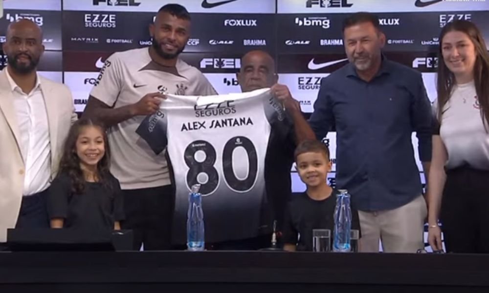 Alex Santana se emociona ao receber camisa 80 do Corinthians das mãos do pai: ‘Me arrepiei’