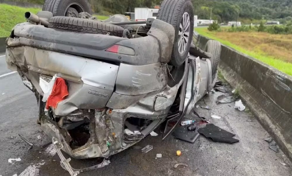 Dunga e esposa recebem alta após acidente de carro no Paraná