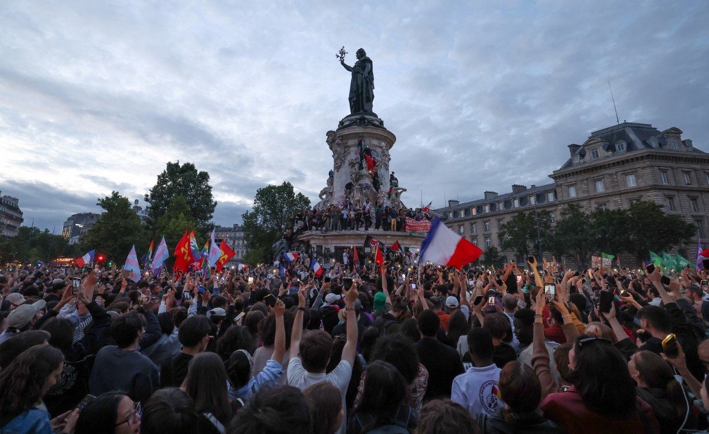 Esquerda vence eleições na França e freia ascensão da direita com ajuda do centro