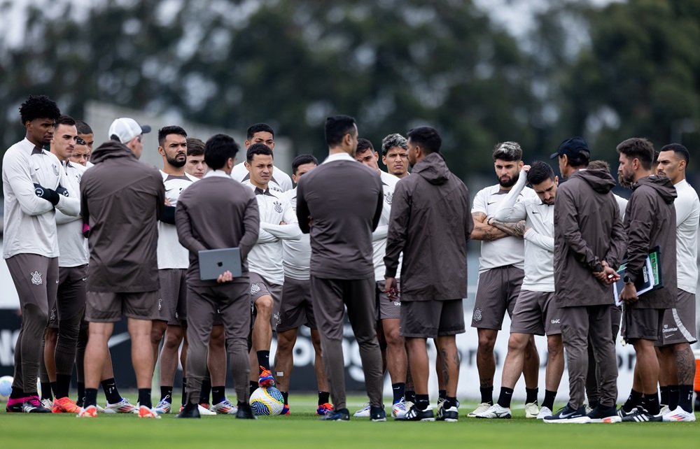 Gaviões da Fiel entrega a jogadores do Corinthians cartilha com história do clube e recomendações