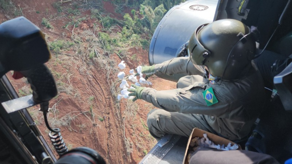 Helicóptero do Exército lança 5 milhões de sementes no Vale do Taquari, no RS