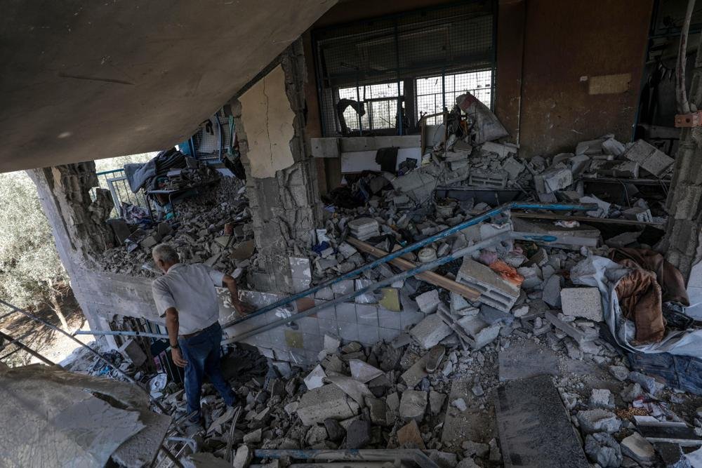 Israel volta a bombardear escola em Gaza que abrigava deslocados