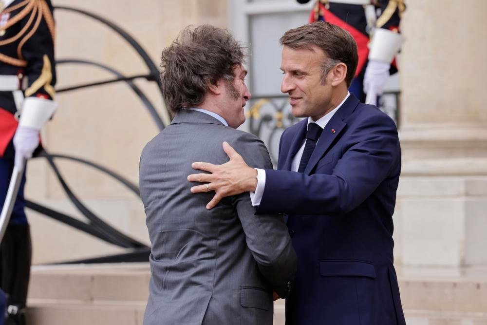 Macron recebe Milei na França após polêmica sobre cânticos racistas