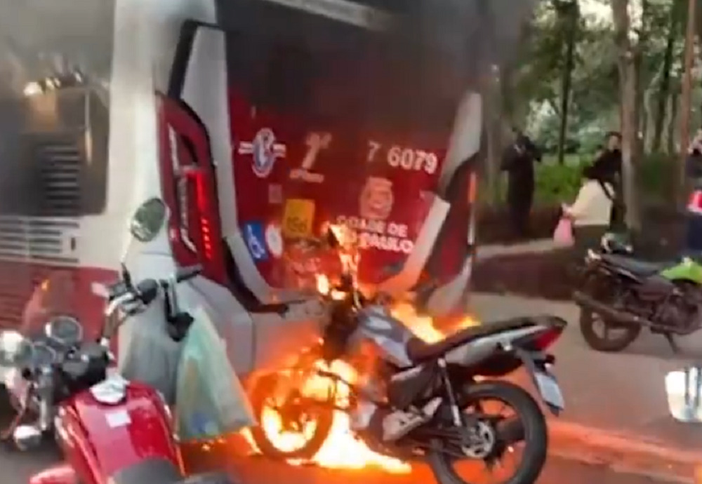 Marginal Pinheiros tem trecho interditado após ônibus pegar fogo; veja vídeos