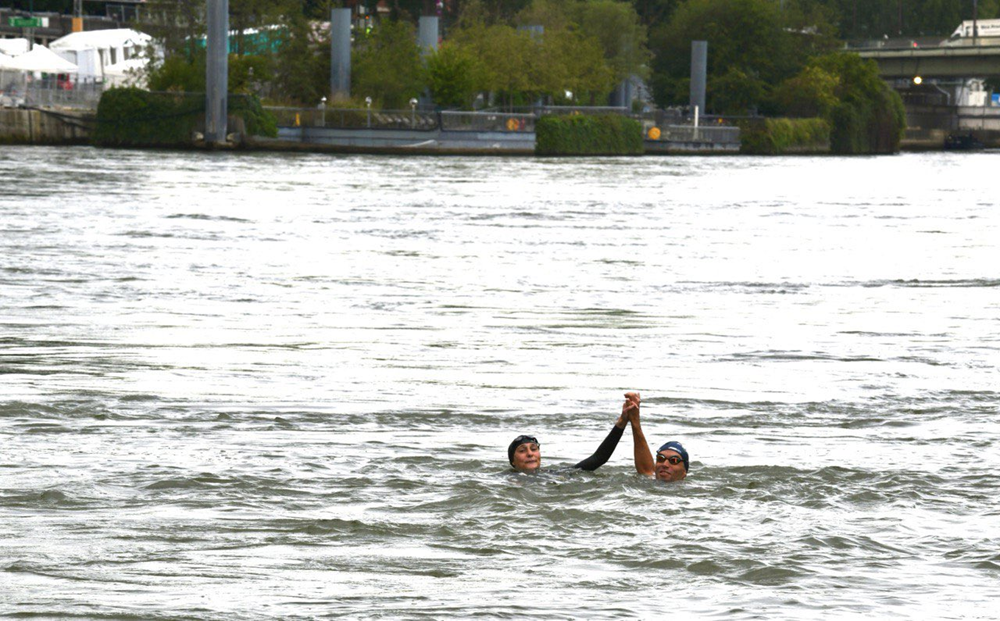 Ministra dos Esportes da França nada no rio Sena duas semanas antes das Olimpíadas