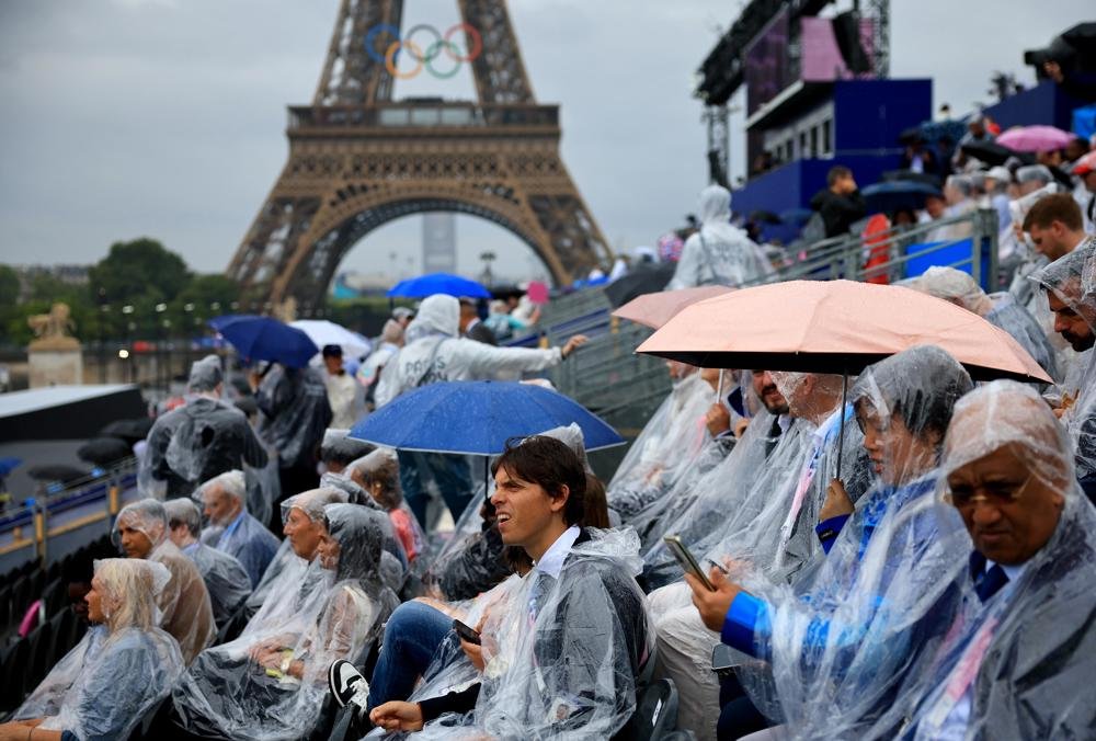 Sob chuva, público começa a encher arquibancadas para cerimônia de abertura das Olimpíadas