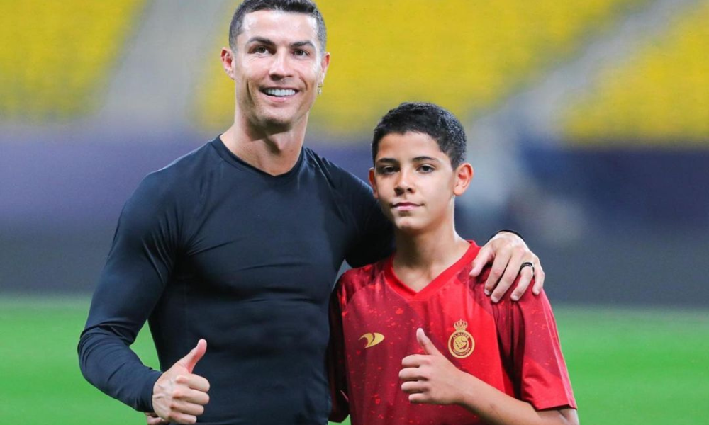 Sonho de atuar ao lado do filho faz Cristiano Ronaldo adiar aposentadoria, diz ex-jogador