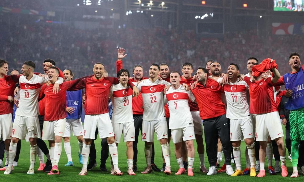 Zagueiro marca duas vezes, garante vitória sobre a Áustria e Turquia vai enfrentar Holanda nas quartas