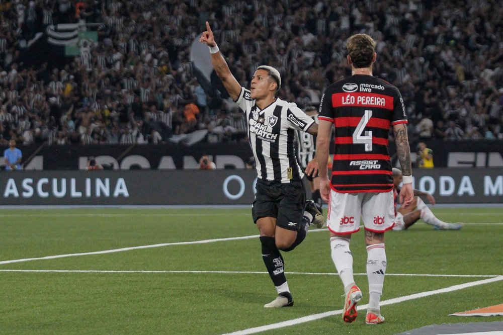 Botafogo goleia o Flamengo e retoma liderança do Campeonato Brasileiro