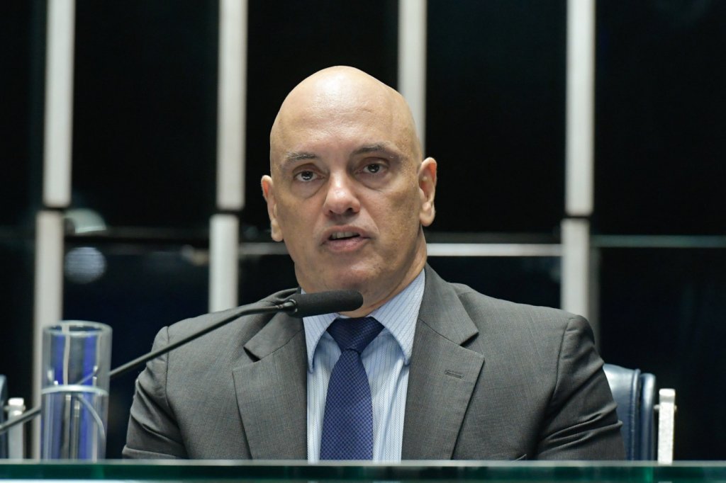 Moraes intima advogados a comprovarem a regularidade do X no Brasil em 24 horas