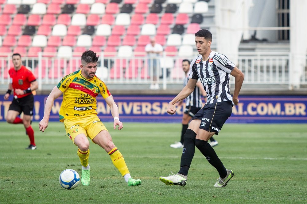 Santos encerra má fase com vitória sobre o Brusque e assume liderança da Série B