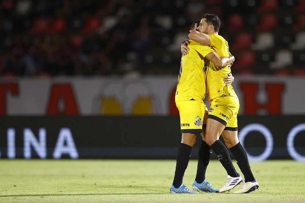 Santos se aproxima do acesso à Série A após triunfo sobre Botafogo-SP