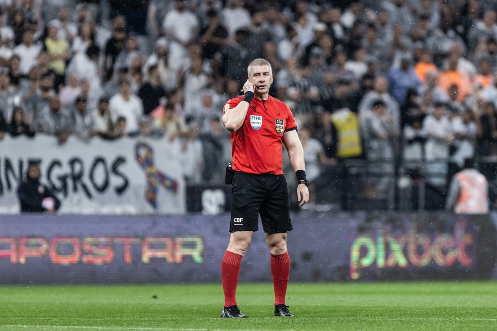 Corinthians acusa Flamengo de presentear árbitro com camisa do clube em semifinal da Copa do Brasil