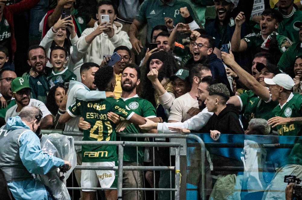 Estêvão decide para Palmeiras superar vaias, vencer o Grêmio e ainda sonhar com o Brasileirão