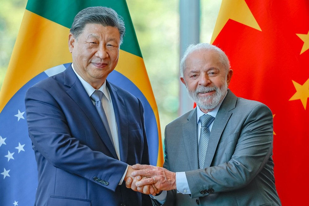 Lula visa ampliar cooperação em investimentos com a China após assinar quase 40 atos com Xi Jinping