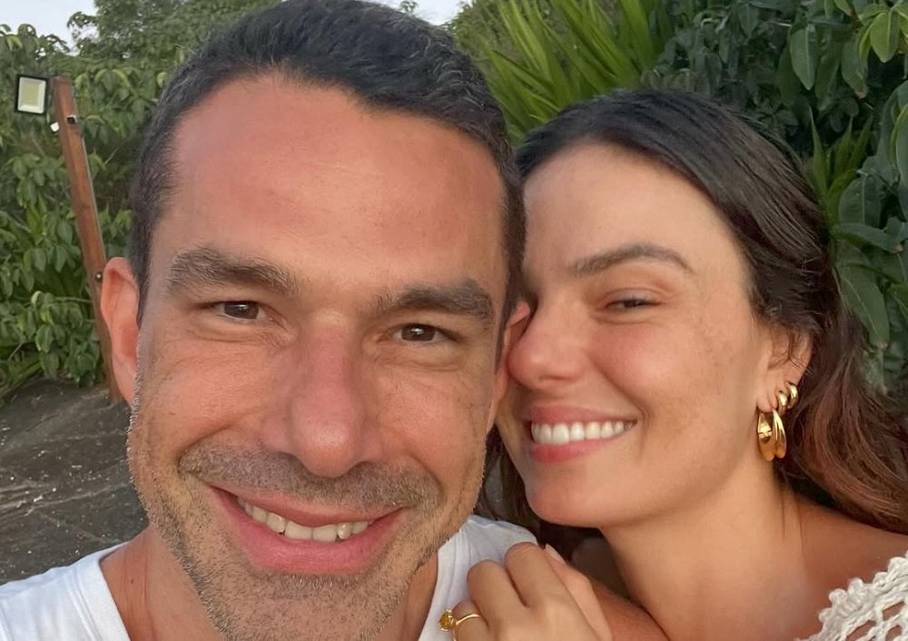 Isis Valverde e Marcus Buaiz se casam no civil