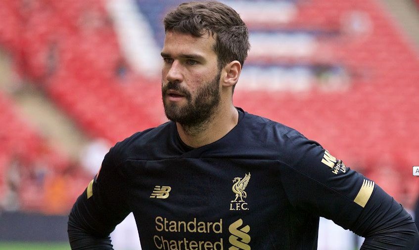 Técnico do Liverpool evita confirmar retorno de Alisson ao clube inglês